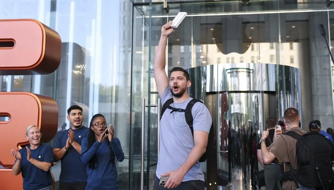 iPhone 17'nin ön ve arka yüzünü gösteren ürün görseli, ekran açık ve cihazın detayları ön planda