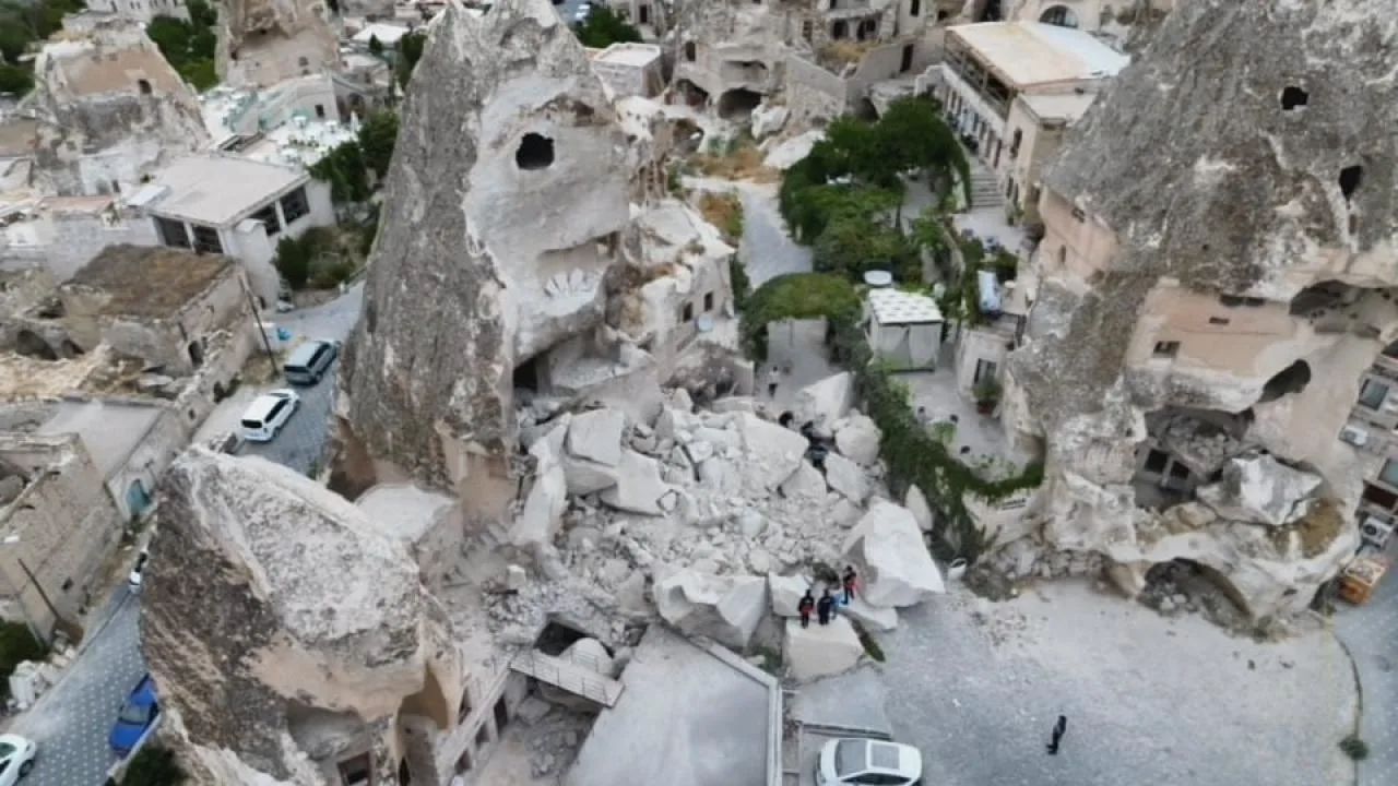 Nevşehir'de peribacasının bir bölümünün yıkılmış, zeminde enkaz ve kırık taşlar olduğu görünümü