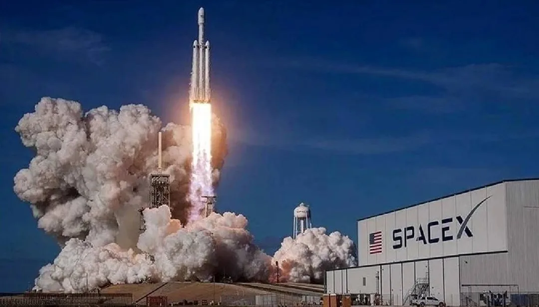 Starlink uydularının yoğun şekilde atmosfere girip düştüğünü gösteren görüntü — bilim insanları tedirgin.