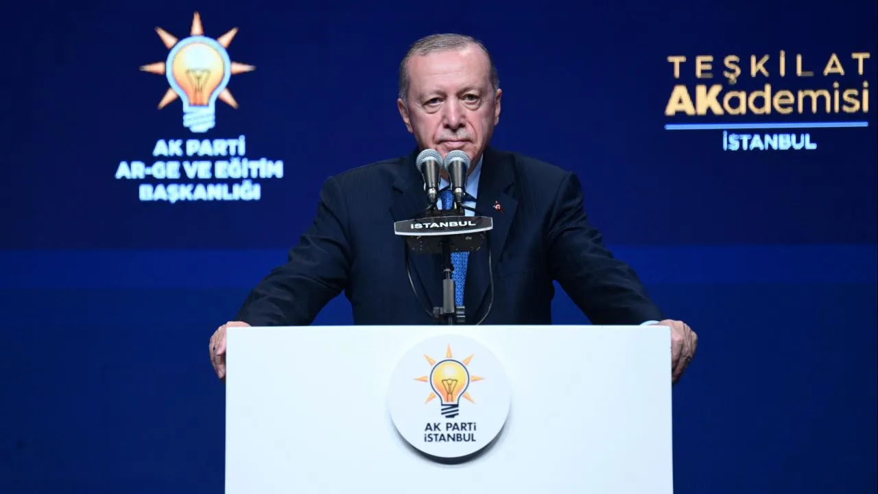 Cumhurbaşkanı Recep Tayyip Erdoğan konuşurken mikrofon önünde duruyor