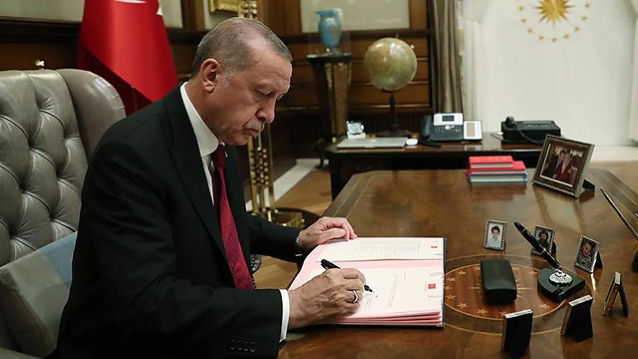 5 yeni rektörün atandığını belirten haber başlığıyla gazete manşeti veya sayfa düzeni.