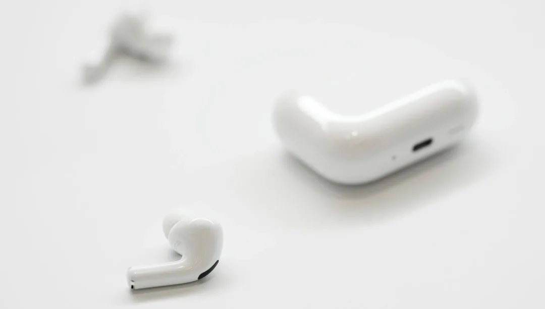Yeni Apple kulaklığının teknoloji ve giyilebilir cihaz pazarındaki yükselişini vurgulayan görsel