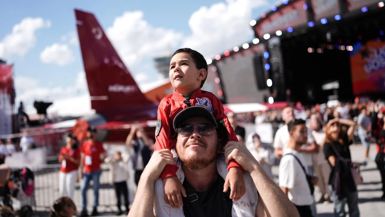 TEKNOFEST İstanbul üçüncü gününde etkinlik alanı ve katılımcılar görülüyor.
