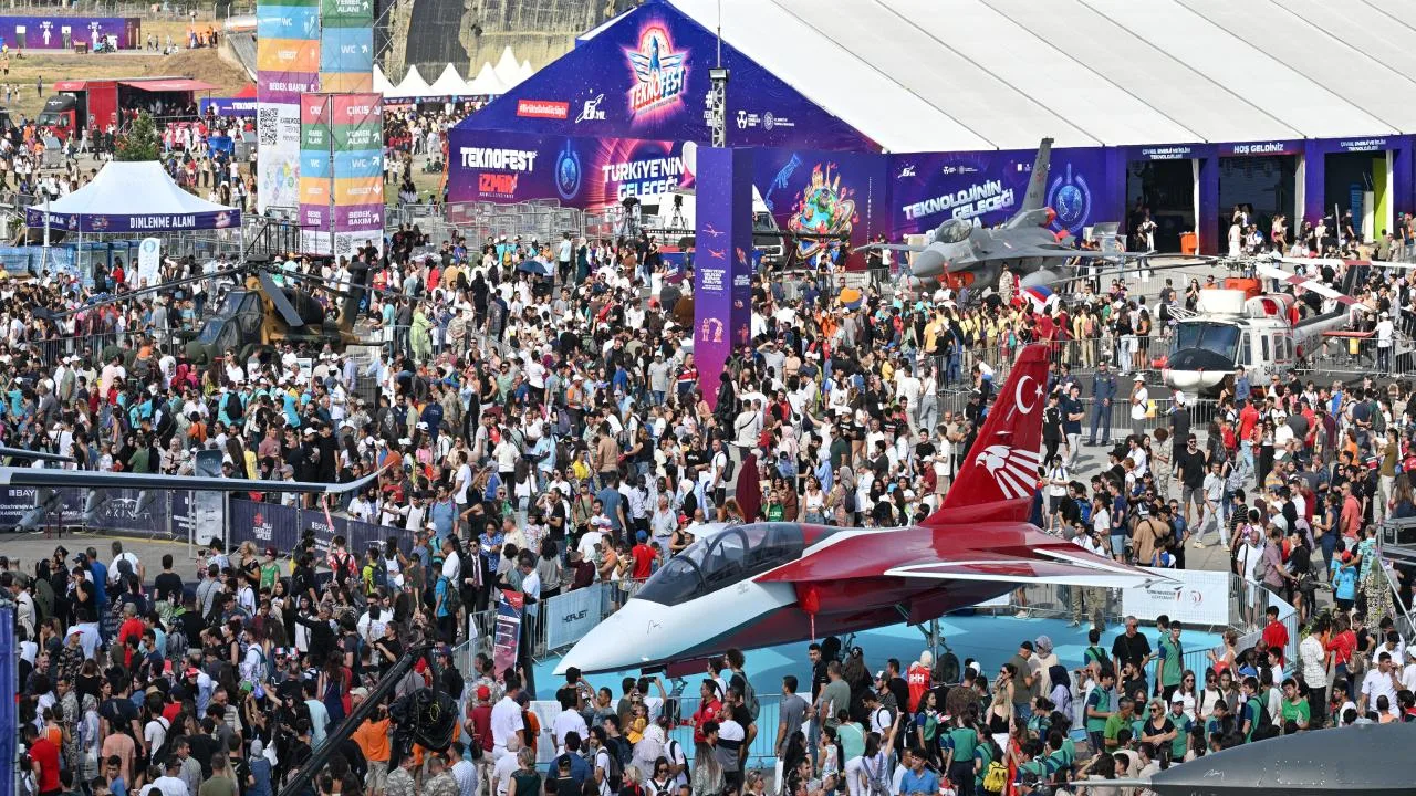 TEKNOFEST İstanbul etkinlik alanında paneller, sergiler ve ziyaretçiler için hazırlanan stantlar