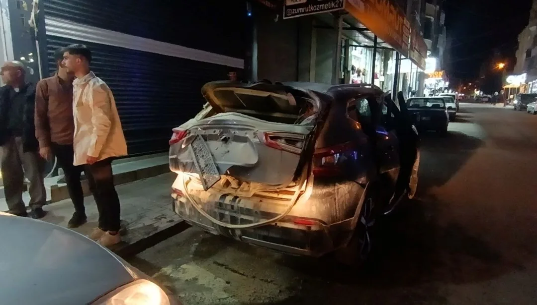 Otomobilde gaz sıkışması sonucu patlama sonrası hasar gören araç, çevrede güvenlik önlemleri alınmış