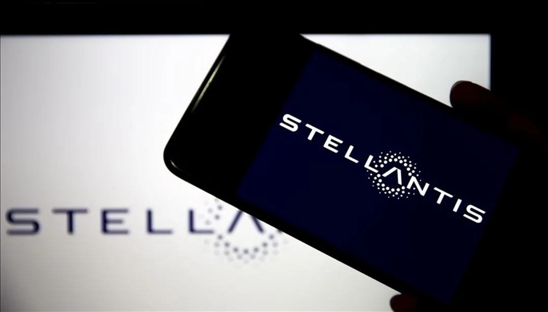 Stellantis logosu önünde park etmiş çeşitli marka araçlar