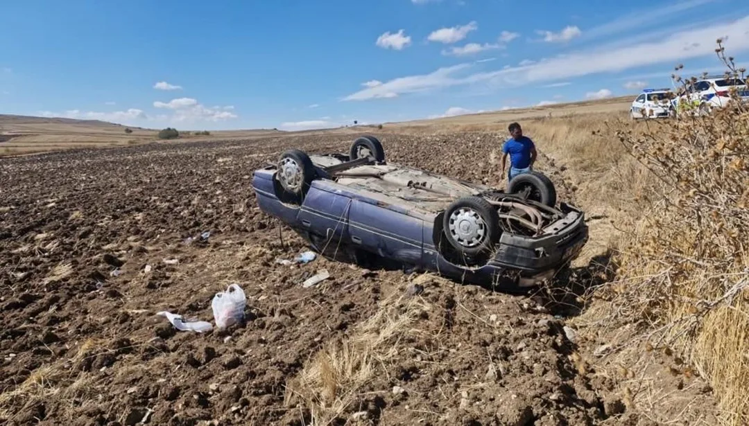 Çorum'da bir otomobilin tarlaya devrilmiş hâli