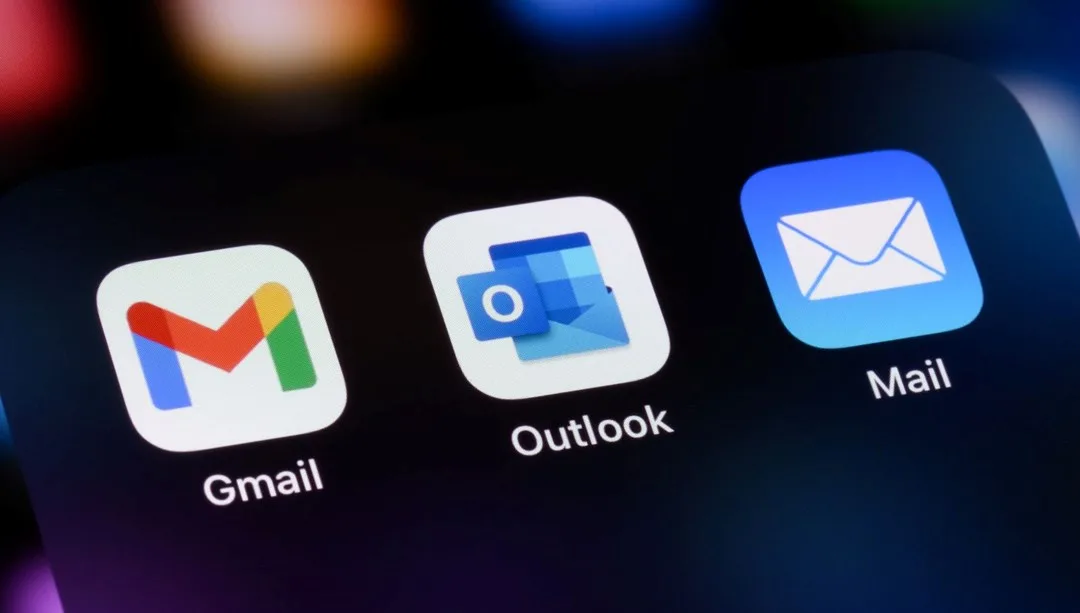 Gmail logosu ve güvenlik simgeleriyle ilişkilendirilmiş veri sızıntısı vurgusu