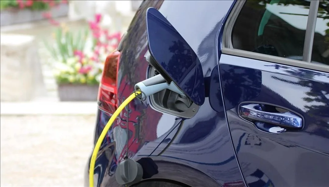 Çin hükümeti elektrikli otomobil desteğiyle ilgili kararlar alıyor; belirsizliği vurgulayan haber görseli