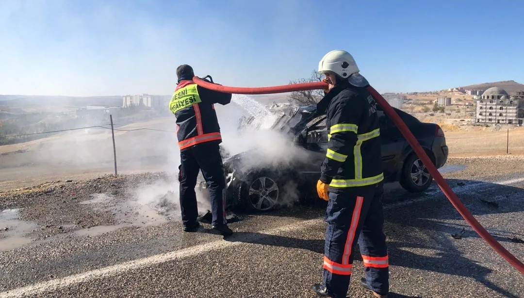 Seyir halindeki otomobil alevler içinde, duman yükseliyor