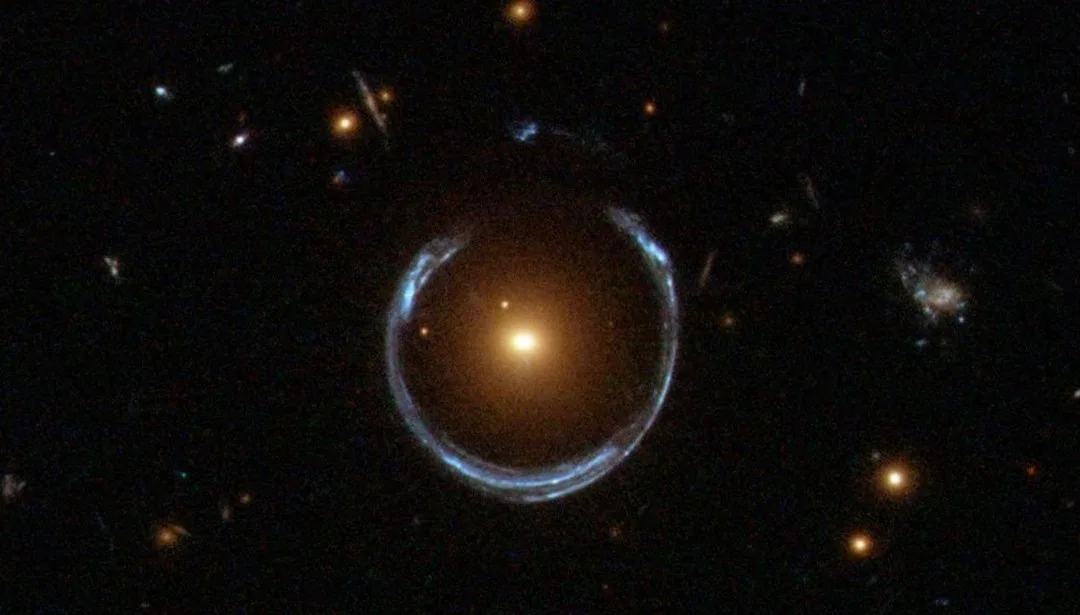Einstein halkası görüntüsünde, çok küçük bir karanlık madde topağının konumunu gösteren astronomik imge