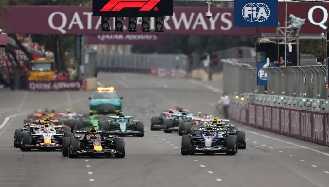 Formula 1 logosu ve Singapur şehir manzarasıyle ilişkilendirilebilecek görüntü (resim altyazısı boş)