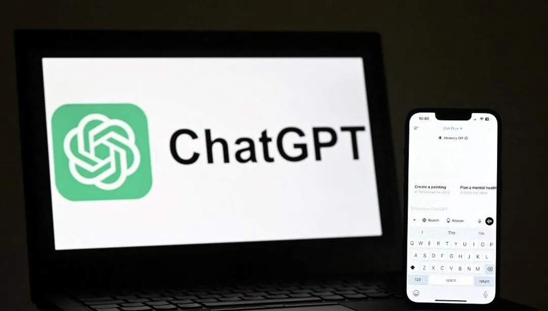 OpenAI logosu ve Mac bilgisayar üzerinde ChatGPT tarayıcı arayüzü gösterimi