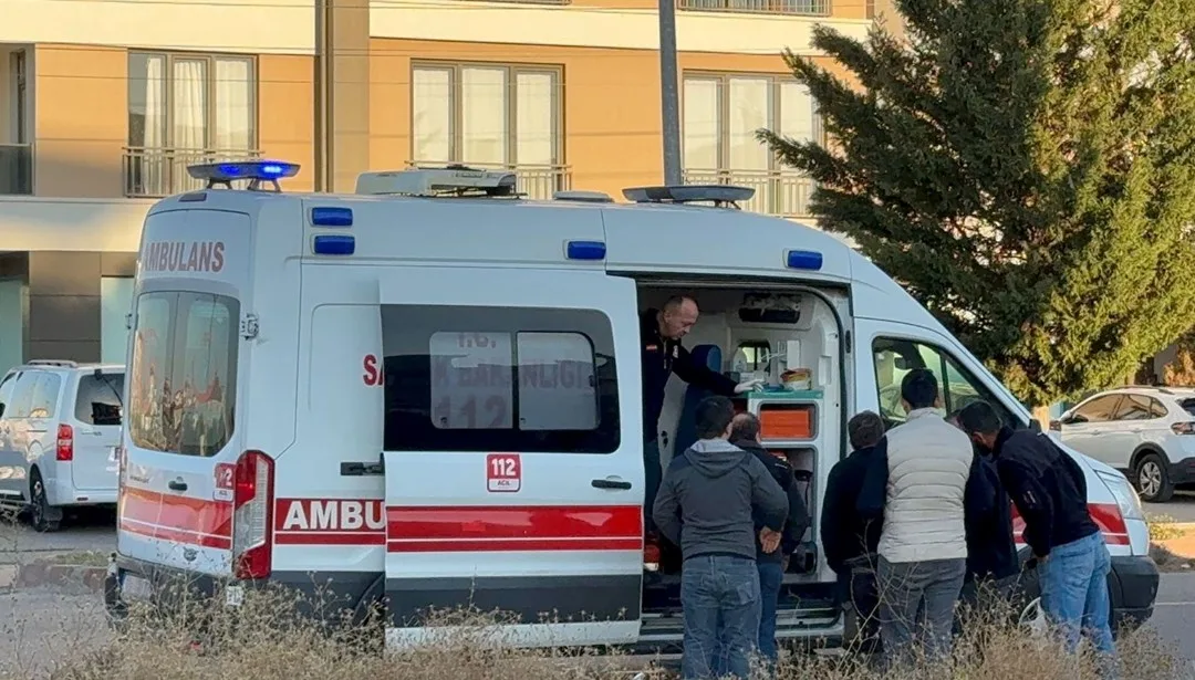 Aksaray’da otomobil ile TIR çarpışmasının ardından olay yerinde bekleyen yaralı veya müdahale sahnesi