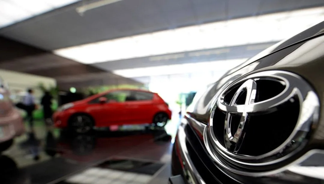 Toyota logo ve araçlarla ilgili geri çağırma duyurusunu betimleyen görsel