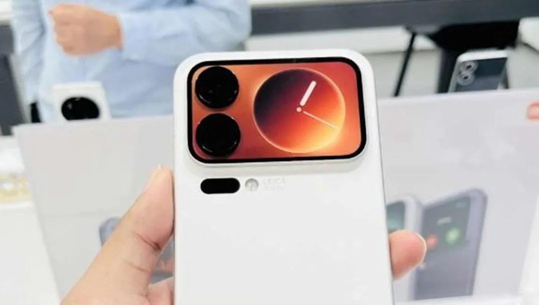 Xiaomi 17 Ultra logosu ve ürün tanıtım sahnesini aksettiren görsel