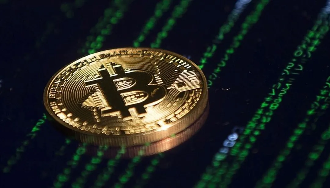 IBM logosu ve Bitcoin simgelerinin karanlık bir arka planda birleşimini çağrıştıran kompozisyon