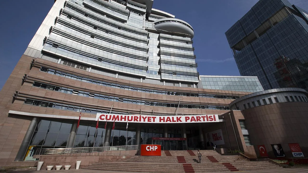 CHP’li Beşiktaş Belediye Meclis Üyesi Altunpul’un partisinden istifa haberi için temsilî görsel