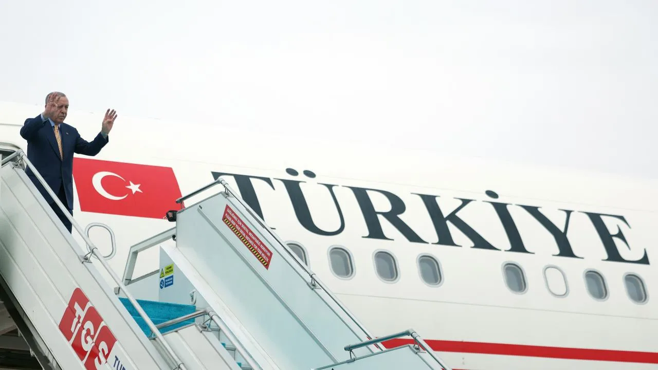Cumhurbaşkanı Erdoğan resmi ziyaret için Azerbaycan'a giderken resmi karşılama veya hareket anı