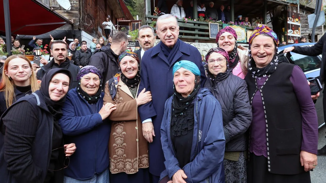 Cumhurbaşkanı Erdoğan Rize ziyaretinde, kısa mesafeden resmi konuşma yaparken