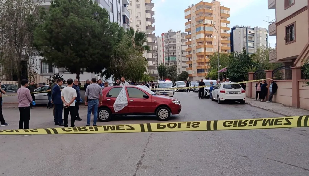 Yolda yaşamını yitiren sürücünün aracı kenarda duruyor; polis ve sağlık ekipleri olay yerinde inceleme yapıyor.