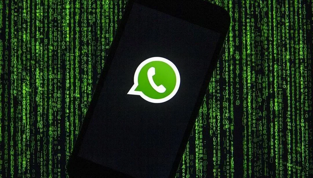 WhatsApp logosu ve uyarı simgeleri; virüs uyarısı ve bilgi güvende değil mesajını çağrıştıran kompozisyon
