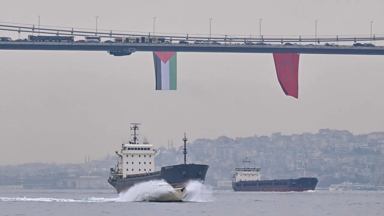 İstanbul Boğazı'ndeki köprülere asılmış Filistin bayrakları