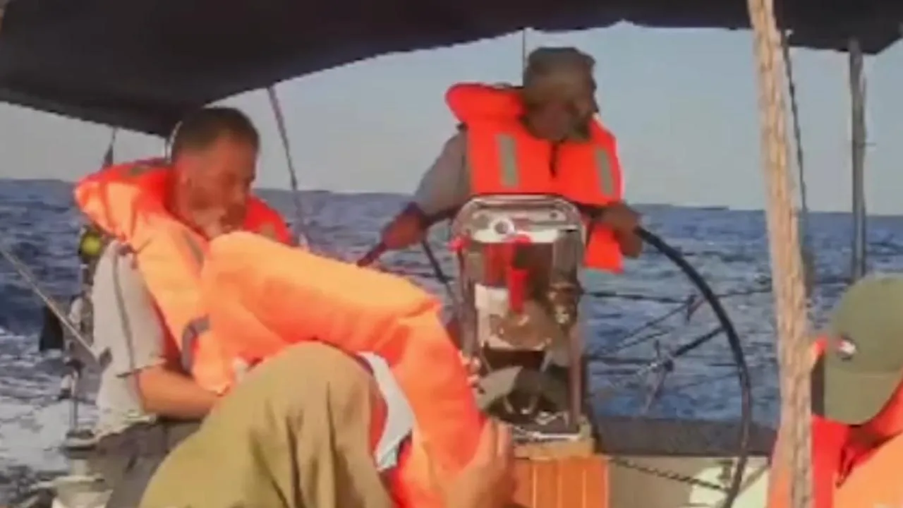 Haydut İsrail'in Küresel Kararlılık Filosu'ndaki 'Marinette' gemisini gasp ettiğine dair başlıkla uyumlu kısa alt metin