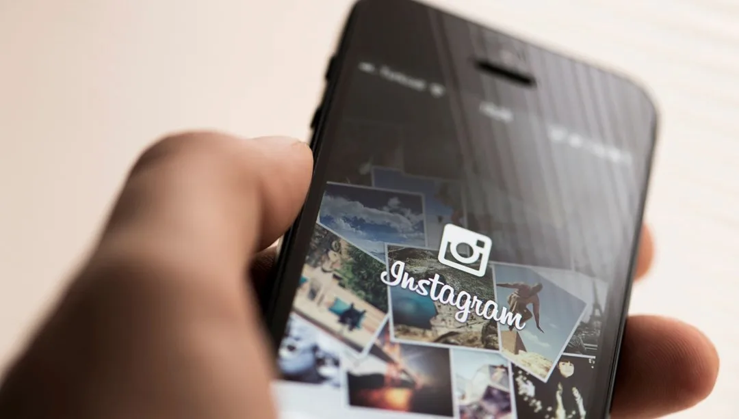 Instagram logosu ve '15' rakamını gösteren renkli grafik, kutlama havası yansıtan kompozisyon