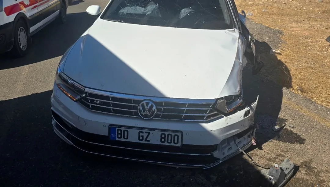 Şırnak’ta kamyonet ile otomobilin çarpıştığı kazaya ait araçların bulunduğu görüntü