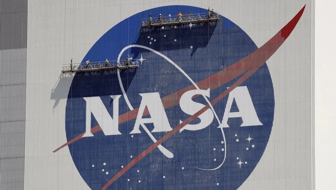 NASA ile ilgili endişeli bir duruma işaret eden, astronotlarla ilgili uyarı içeren görsel