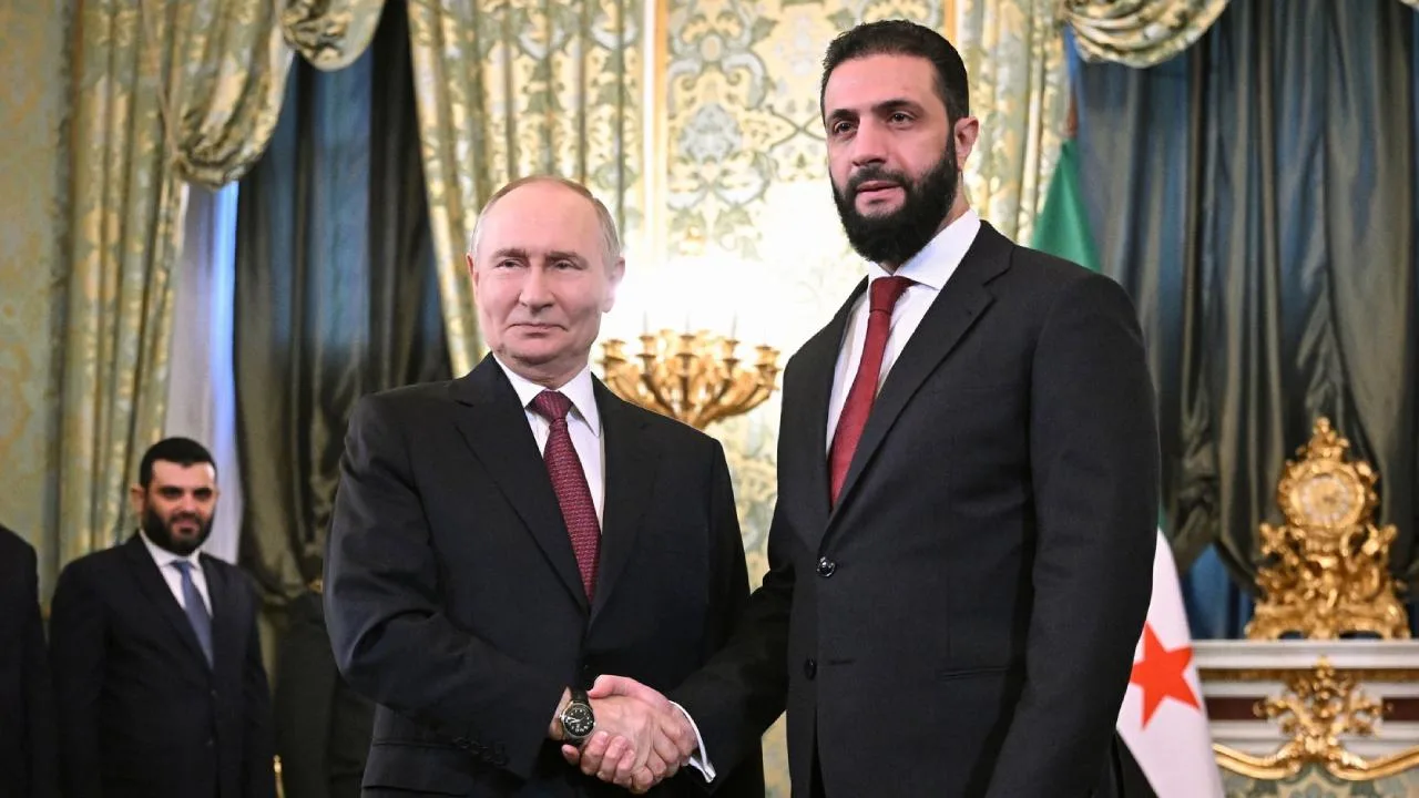 Suriye Cumhurbaşkanı Şara ile Rusya Devlet Başkanı Putin’in Moskova’daki resmi görüşmesinden kare