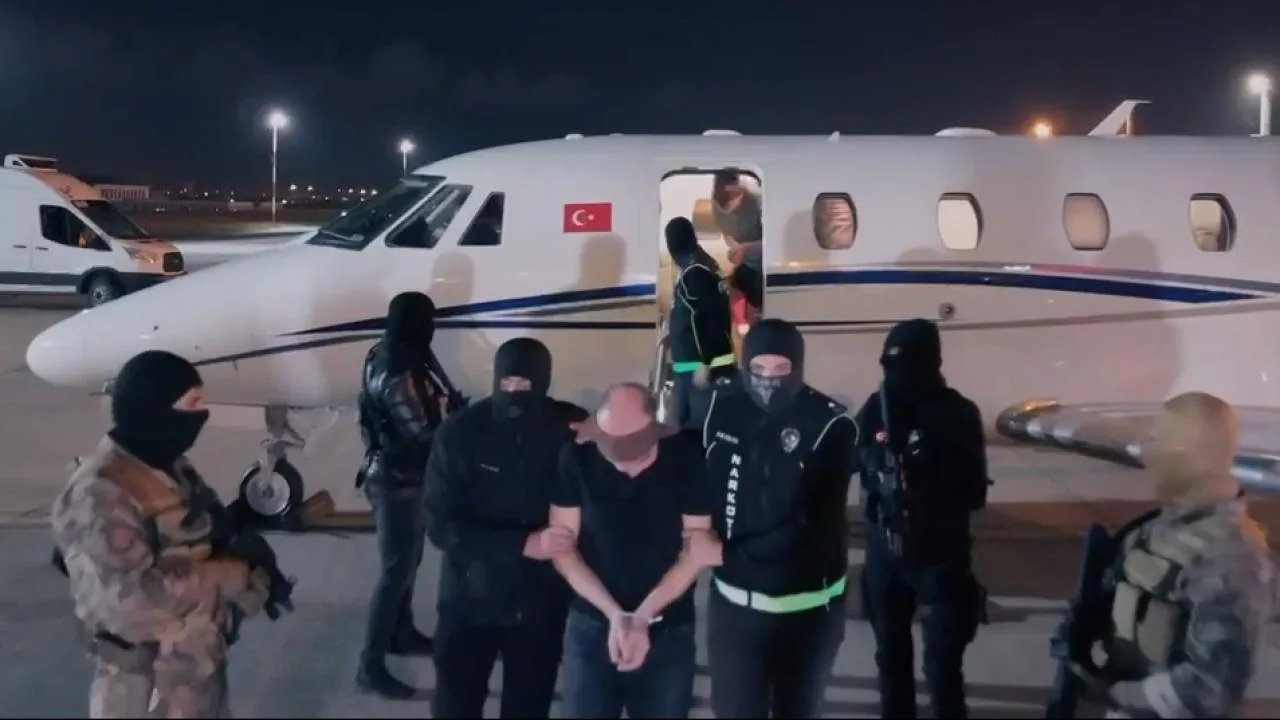 Kırmızı bültenle aranan uyuşturucu baronunun Birleşik Arap Emirlikleri’nde yakalandığını bildiren haber görseli