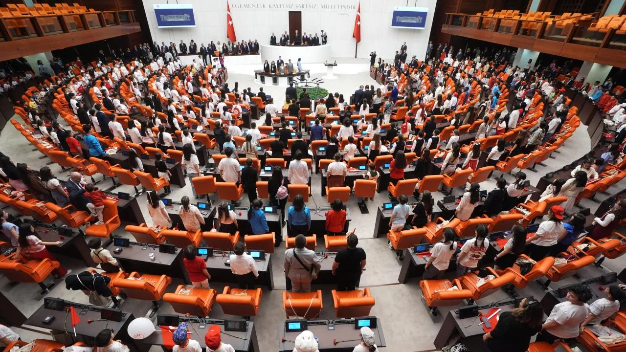 TBMM Genel Kurulu'nda milletvekilleri yoğun gündem için bir araya geliyor