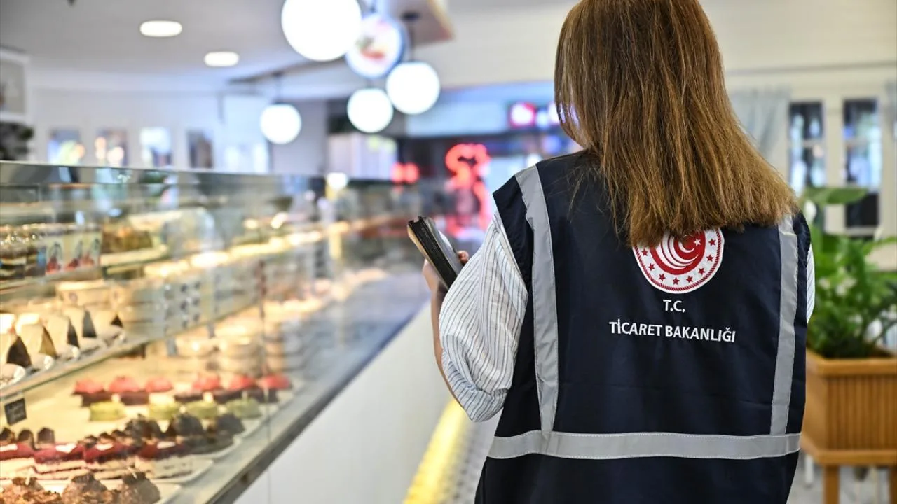 İş yerleri fiyat listelerini Ticaret Bakanlığı ile paylaşma sürecini simgeleyen belge ve hesaplama araçları
