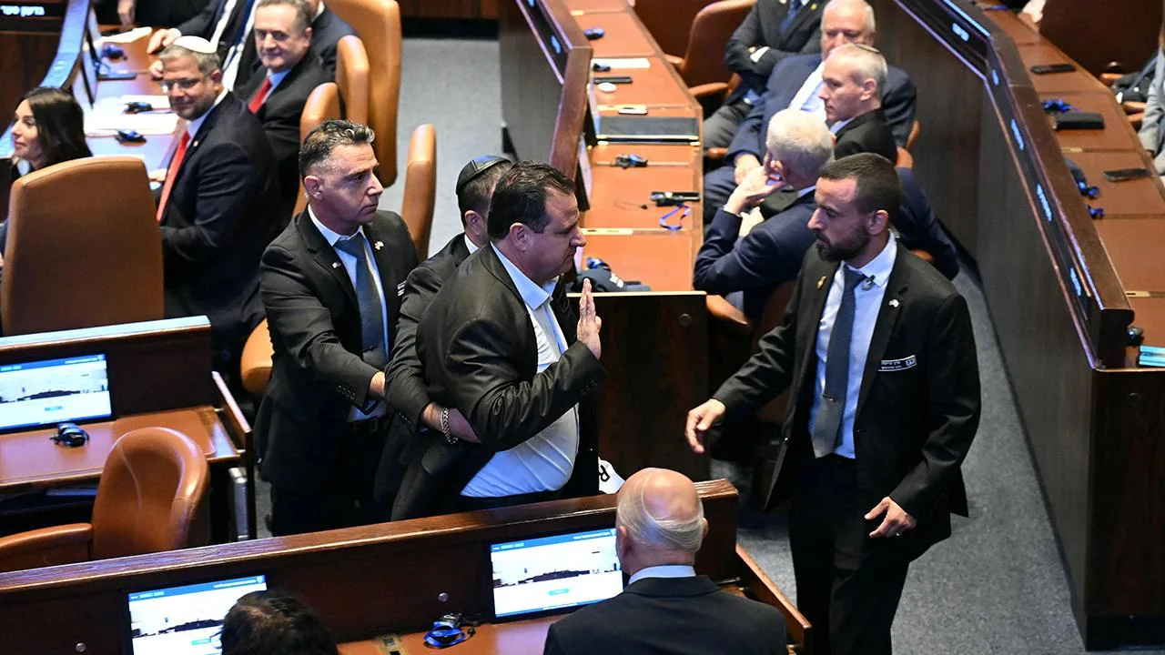 İsrail parlamentosunda pankartlar taşıyan milletvekillerinin güvenlik tarafından çıkarılma anı