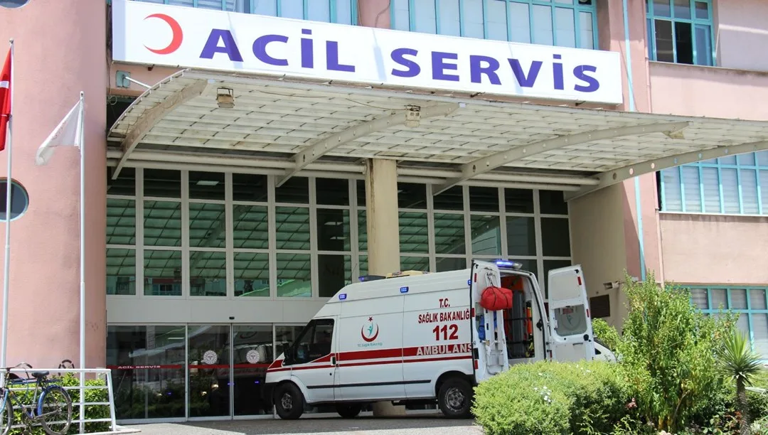 Kontrolden çıkan otomobilin su kenarına çarparak hasar gördüğü ve çevrede polis ile kurtarma ekiplerinin bulunduğu sahne