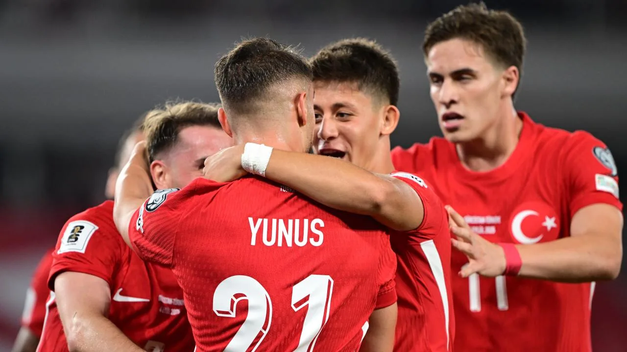 A Milli Futbol Takımı ve Bulgaristan millî takımının hazırlık maçı sahada mücadele görüntüsü