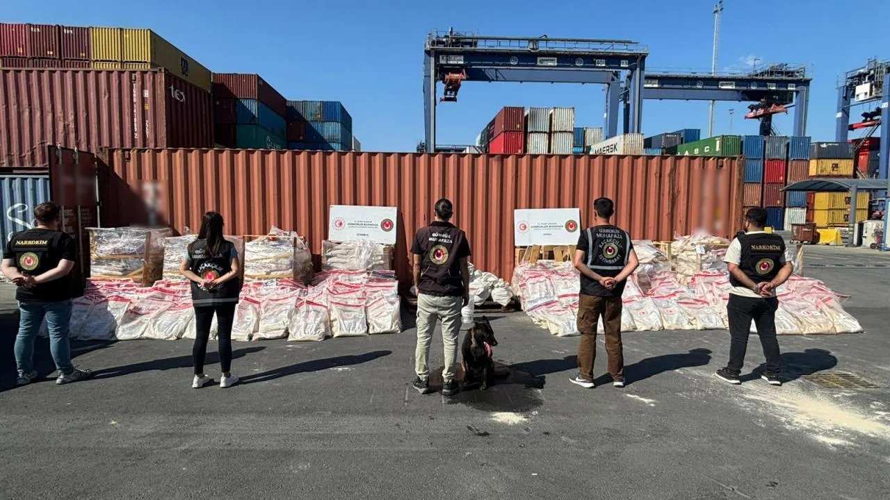 Türkiye ve İspanya ortak operasyonunda ele geçirilen paketlenmiş kokain torbaları