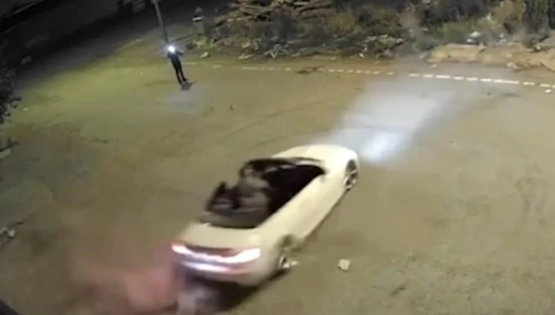 Kayseri sokaklarında drift yapan araç ve çevrede duran insanlar