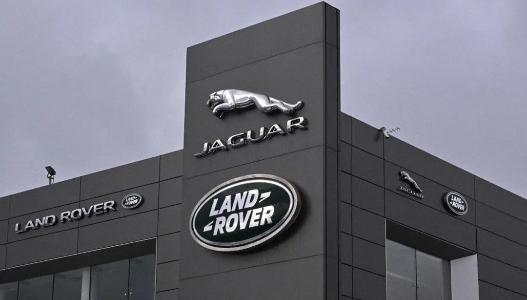 Jaguar Land Rover fabrikasından dışarı bakan otomobil üretim hattı veya tesis görüntüsü