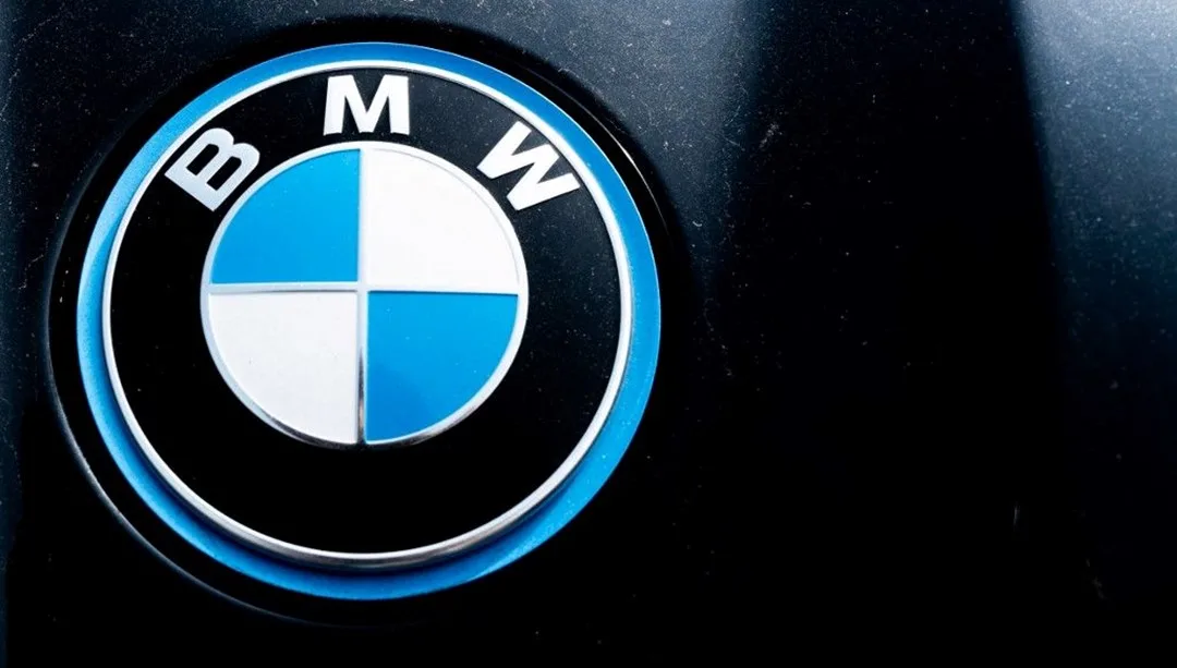 BMW logosu veya araçlarıyla ilgili belirsizliği ve öngörülerin tutmamasını ima eden görsel