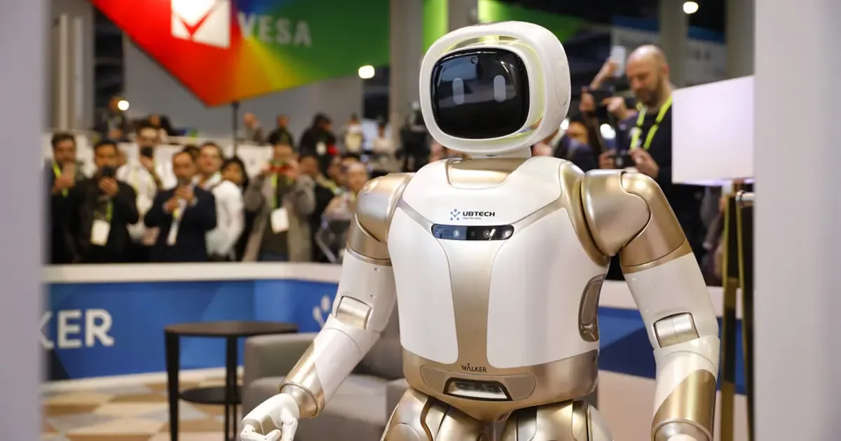 Çinli fabrikada devriye gezen rehberlik yapan robotlar, üretim hattı ve işçiler arasında hareket halinde