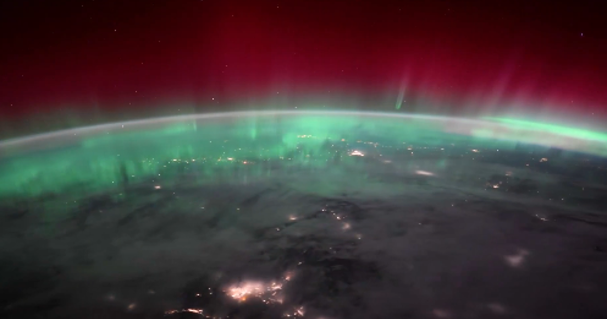 NASA astronotu uzaydan parlak ve dalgalı kuzey ışıkları görüntüsü kaydederken