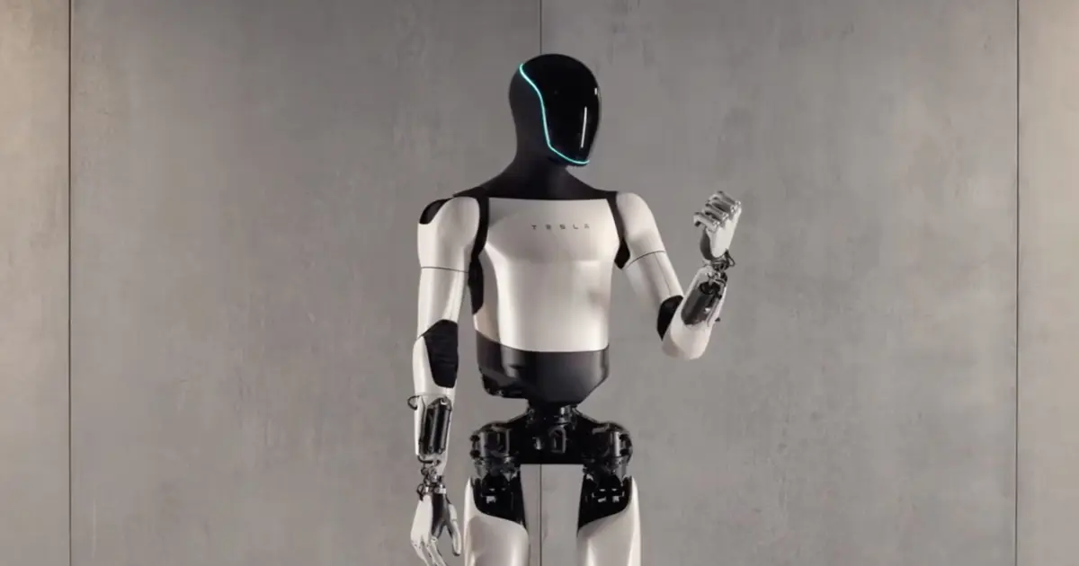 Elon Musk konuşma yaparken mikrofon önünde, arka planda yapay zekâ ve robot görselleri