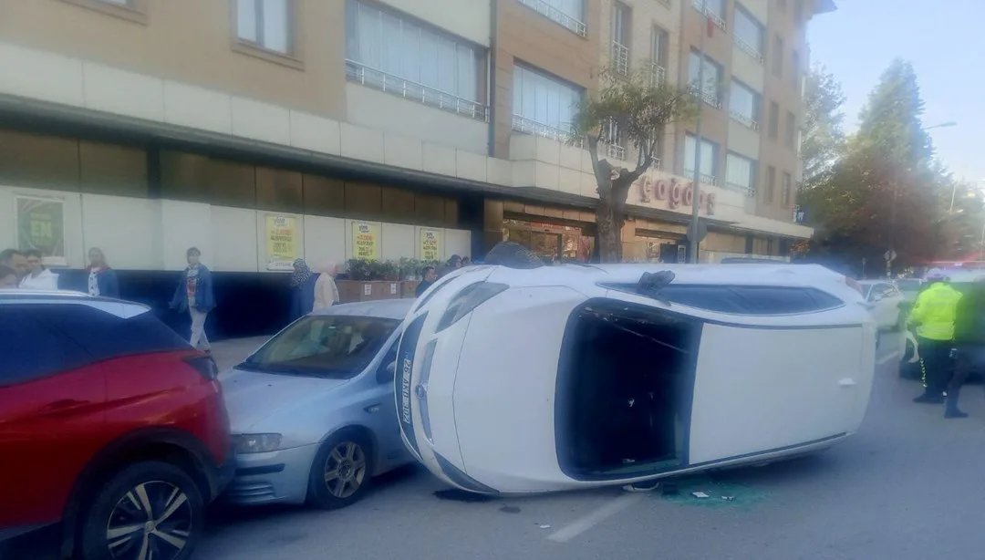 Kontrolden çıkan otomobilin park halindeki araçlara çarpmasının yol açtığı hasarlı araçlar