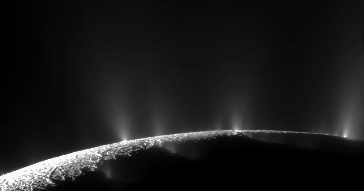 Enceladus yüzeyine veya buz kabuğuna ait bir NASA fotoğrafı, uzay arka planı ve ayrıntılı buz dokusu gösteriyor