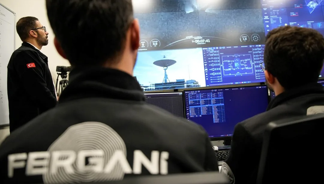 Fergani FGN-100-d2 adlı milli uydu uzayda, yörüngede ilerlerken görünen parlak metalik gövde ve antenleri