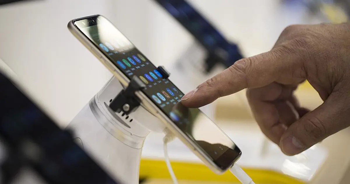 Telefon ekranları ve ödeme sembolleriyle 8 aylık ödeme sürecini anlatan görsel