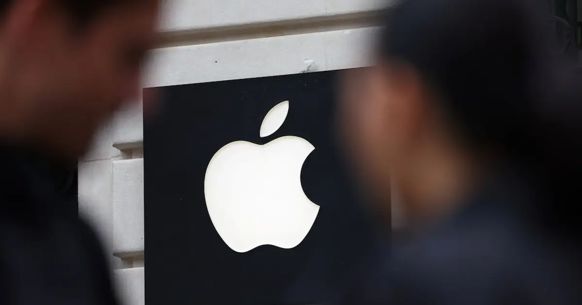 Apple ve Google logolarının yan yana yer aldığı, yapay zeka işbirliğini çağrıştıran bir kompozisyon